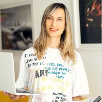 Floor da Valle holdig a lap top preparing to give her Buenos Aires Street Art & Sketch class