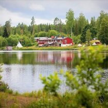 Lakeside Sweden yoga retreat surrounded by pine forest
